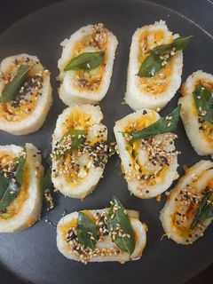 સોફ્ટ સુજી વેજ રોલ(soft sooji veg roll recipe in gujarati) રેસીપી મુખ્ય ફોટો