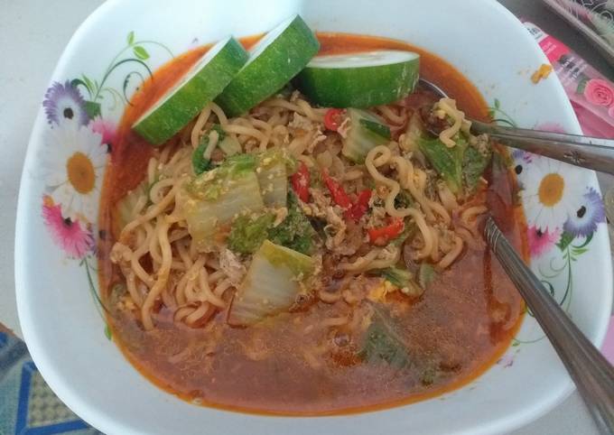 Mie goreng masak kuah pedes