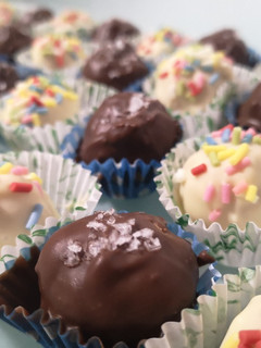 Una foto de Bolitas de coco bañadas en chocolate