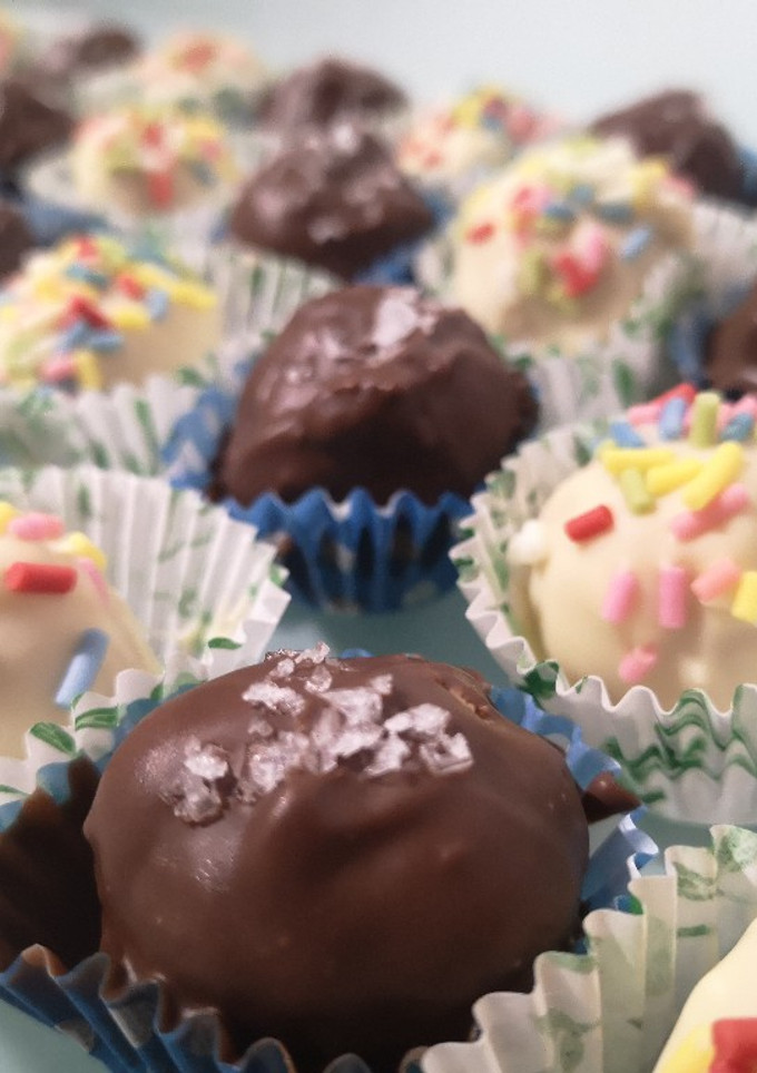 Una foto de Bolitas de coco bañadas en chocolate