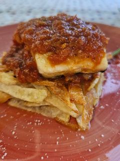 Una foto de Bacalao Skrei con patatas paja y salsa de tomate