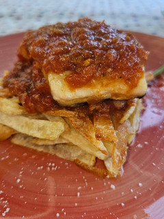 Una foto de Bacalao Skrei con patatas paja y salsa de tomate