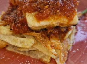 Una foto de Bacalao Skrei con patatas paja y salsa de tomate