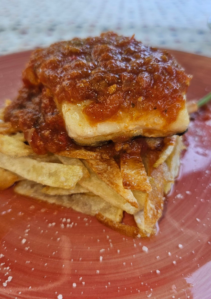 Una foto de Bacalao Skrei con patatas paja y salsa de tomate