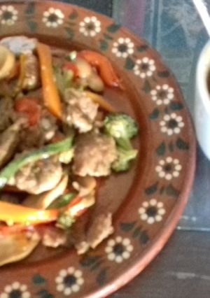Una foto de Bistec con verduras