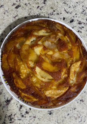 Una foto de Torta invertida de manzana/pera 🍎 🍏/🍐