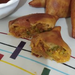 A picture of Choli Aloo Wheat Flour Samosa.