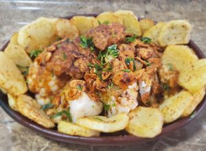 Una foto de Coliflor al ajoarriero con patatas fritas