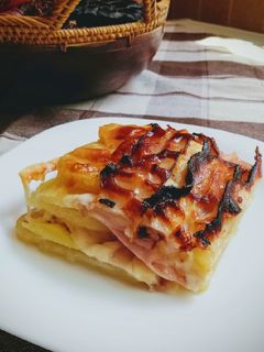 Rakott sonkás-sajtos krumpli recept fotója