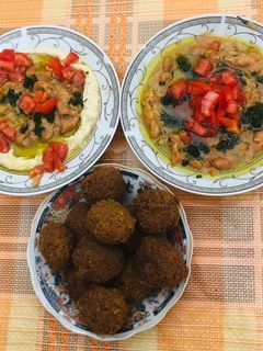 صورة لوصفة اطيب فطور من الفول والحمص والفلافل بشهي 😋