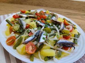Una foto de Ensalada de patatas y boquerones