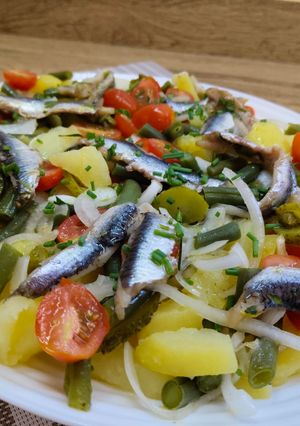 Una foto de Ensalada de patatas y boquerones