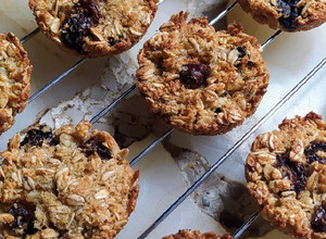 Una foto de Galletas de Avena, Coco, Arándanos y Pasas Sin Harina