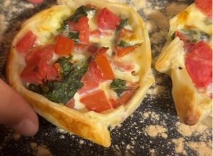 Una foto de Empanadas caprese