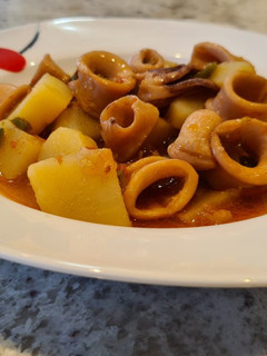 Una foto de Guiso de patatas con chipirones