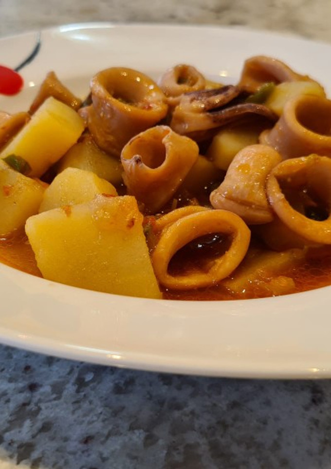 Una foto de Guiso de patatas con chipirones