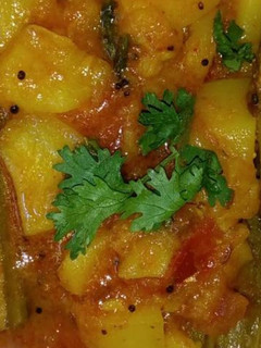 સરગવા બટાકા નુ શાક (Saragva Bataka Shak Recipe In Gujarati) રેસીપી મુખ્ય ફોટો