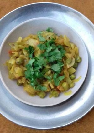 पत्तागोभी और पीज वेजिटेबल (Cabbage and peas vegetable recipe in hindi) रेसिपी मुख्य फोटो