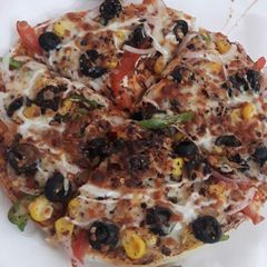 A picture of Cheese olive corn piza.