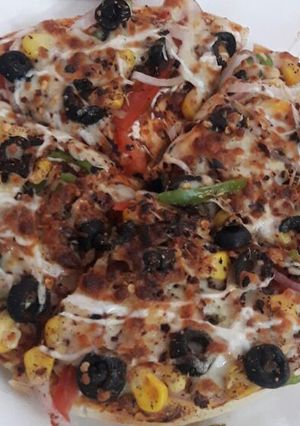 A picture of Cheese olive corn piza.