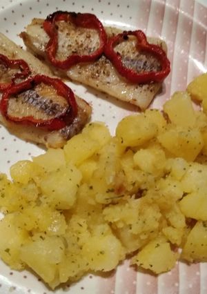 Alaszkai fűszeres sült halfilé pirított burgonyával és kápiával recept fotója