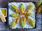 Una foto di fiori di zucca