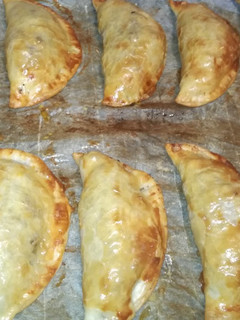 Una foto de Empanadas de carne patatas y comino (samosas)