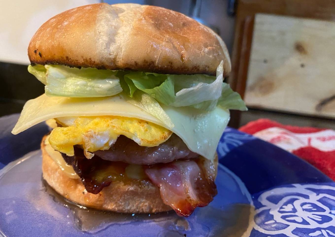 Hamburguesa rústica doble con queso de cabra y pimiento caramelizado
