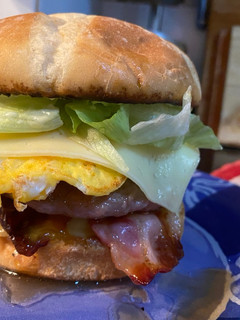 Una foto de Hamburguesa rústica doble con queso de cabra y pimiento caramelizado