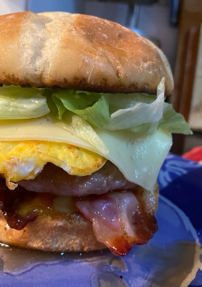 Una foto de Hamburguesa rústica doble con queso de cabra y pimiento caramelizado