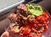 Una foto de contramuslos de pollo al horno