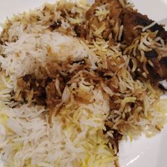 A picture of Hyderabadi dum chicken biryani.