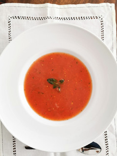 Una foto de Sopa de tomate a la albahaca