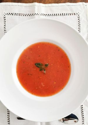 Foto principal de Sopa de tomate a la albahaca