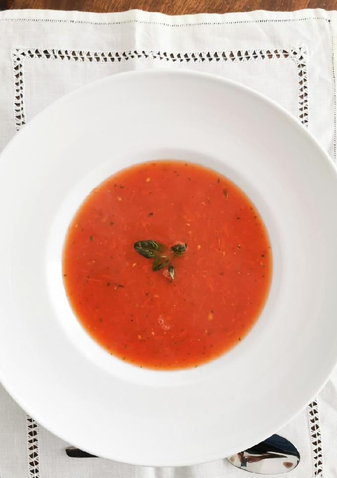 Una foto de Sopa de tomate a la albahaca