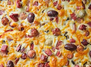 O poză a rețetei Pizza turnata la tava.