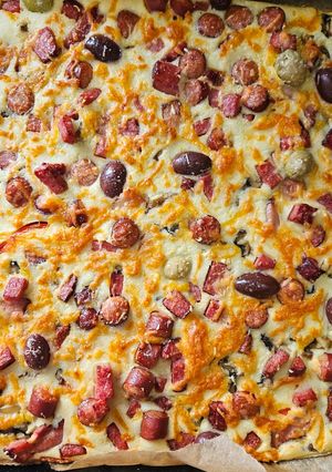 O poză a rețetei Pizza turnata la tava.