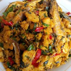 A picture of Unripe plantain porriage with smoked fish.