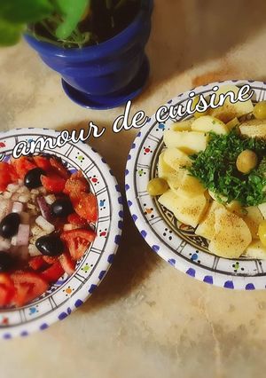 Une photo de Salade de tomate et salade de pomme de terre