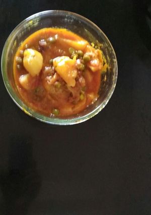 A picture of Potato peas curry (aloo matar).