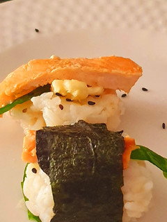 Una foto de Nigiri con salmón y Nori