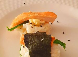 Una foto de Nigiri con salmón y Nori