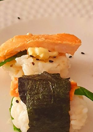 Una foto de Nigiri con salmón y Nori