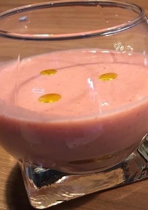 Une photo de Soupe de fraises à la crème et à l'huile d'olive