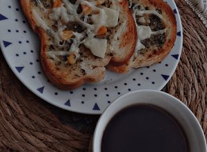 صورة لوصفة خبز بالثوم والجبنة🧀🍞😋