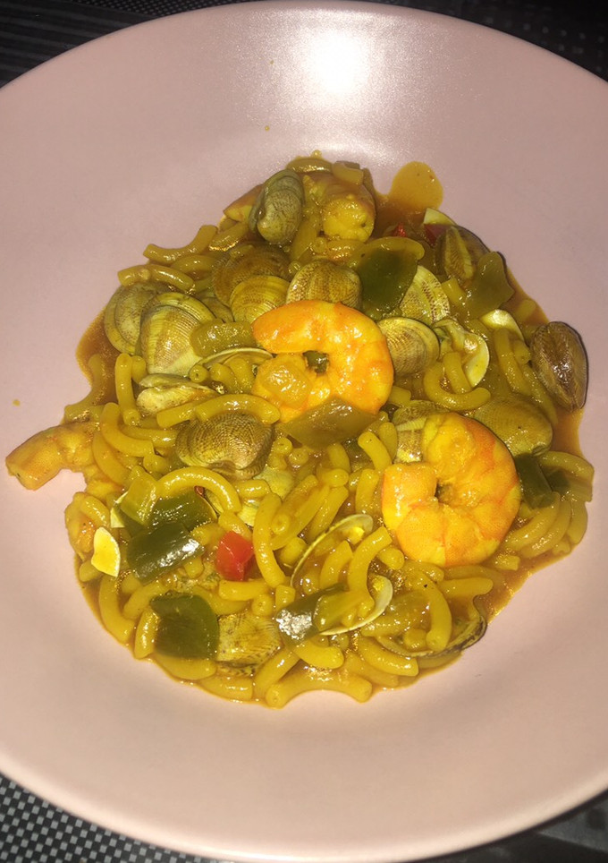 Una foto de Fideuá con langostinos y almejas