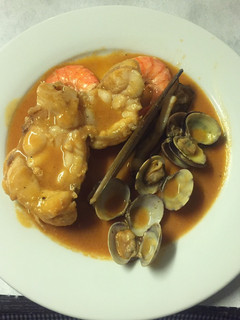 Una foto de Guiso de rape en salsa de bogavante con gambones, almejas y navajas