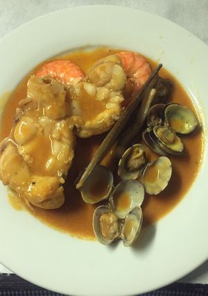 Una foto de Guiso de rape en salsa de bogavante con gambones, almejas y navajas