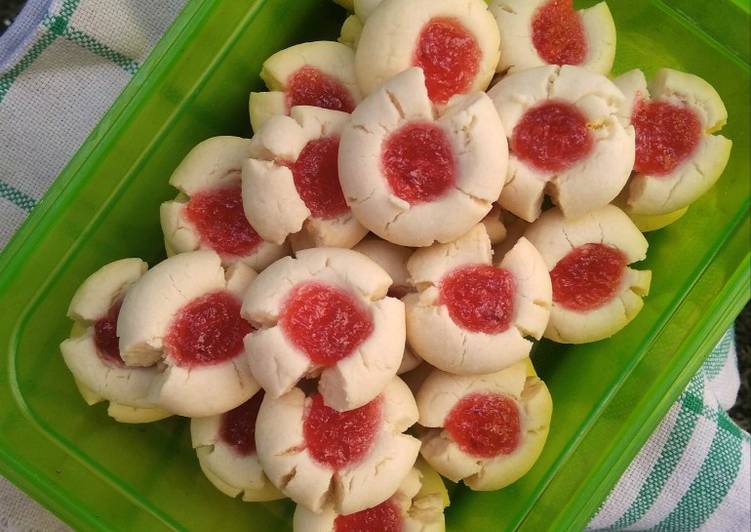 Cara Gampang Membuat 🍓 Strawberry Thumbprint Cookies, Lezat