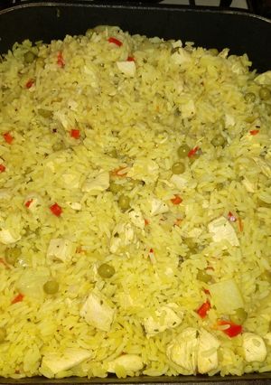 Una foto de Arroz con pollo en cubos